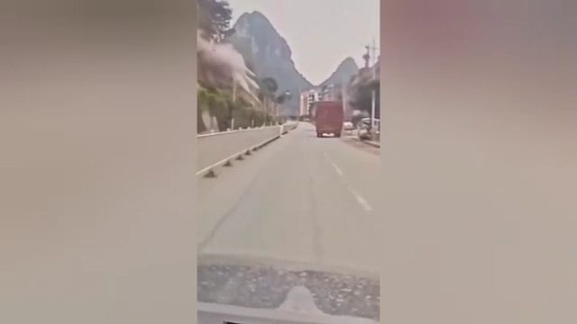 В Китае часть скалы обрушилась прямо на дорогу и снесла грузовик. 

Также повреждено ограждение мост