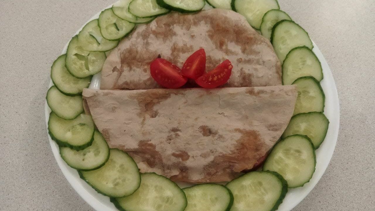 Пикантная кесадилья с колбасой