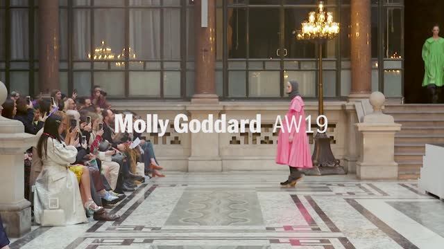 Показ женской коллекции Molly Goddard осень-зима 2019-2020