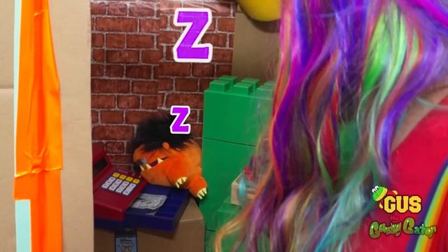 Box Fort Challenge! Giant Cardboard Maze With Indoor Playground And Surprise Toys