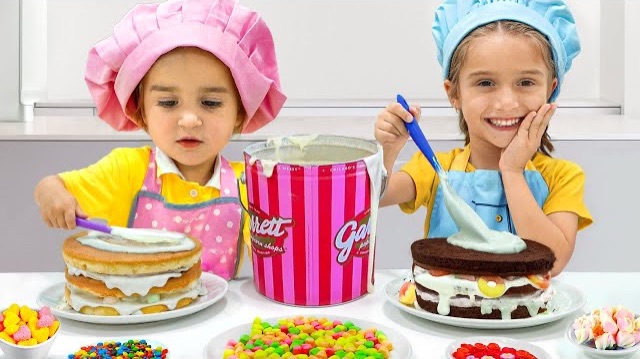 Сегодня день рождения тети! Алиса и Дейя готовят сюрпризы и торты для тети.