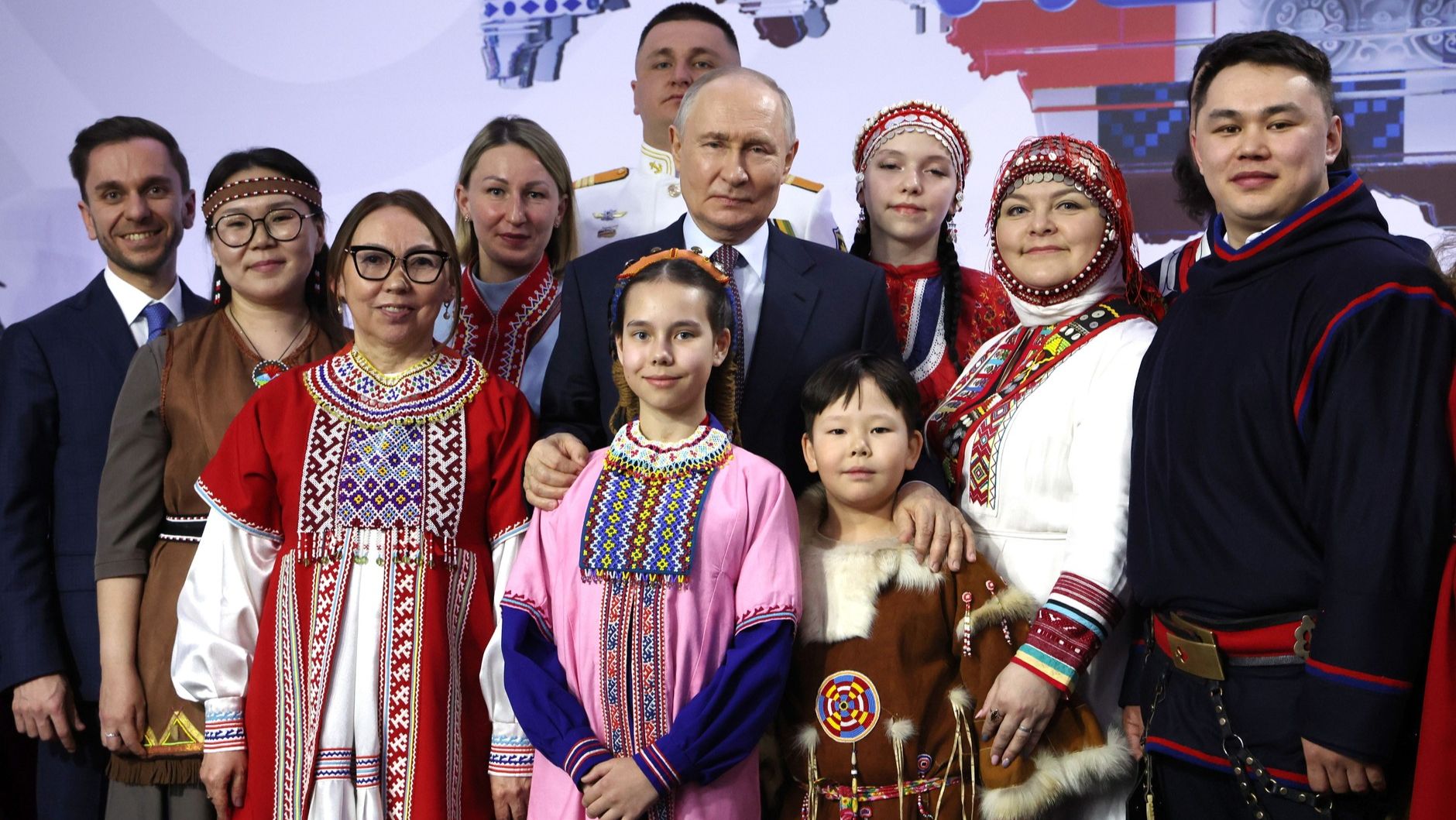 Владимир Путин с представителями коренных малочисленных народов России, Москва, 30 апреля 2026 года