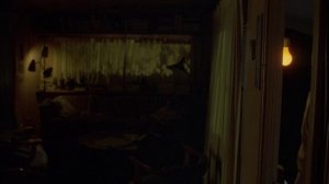 Мужчина таксист, после смены обнаружил у себя в машине дипломат с деньгами.