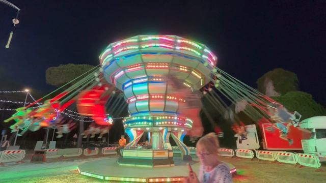 Веселый летний Луна-парк в итальянском Лидо ли Камайоре