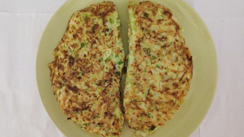 Сочные чебуреки из кабачка с мясом, зеленью и сыром