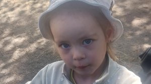 Ева на прогулке ловит бабочку!