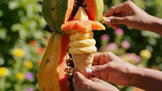 Аппарат для приготовления мороженого из фруктов с начинкой.