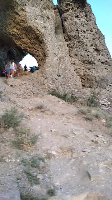 Грот Эолова Арфа в Судаке на Чёрном море на мыме Алчак-Кая популярное место для селфи