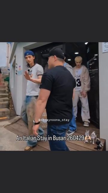 Хёнджин такой милый с детьми, он всегда делает свою волну в миниатюре