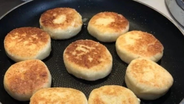 Как приготовить вкусные сырники.Сочные хрустящие сырники😋😋😋