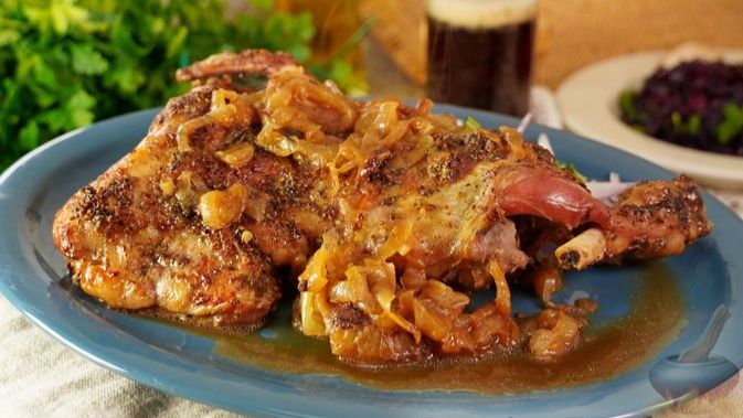 БАРАНЬЯ НОГА, ЗАПЕЧЁННАЯ С ПИВОМ И ЛУКОМ