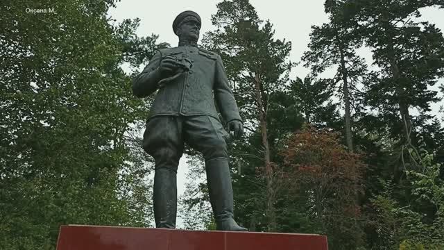 Орудия прошлых лет за площадью Славы. Южно-Сахалинск