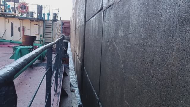 Шлюзование теплохода.