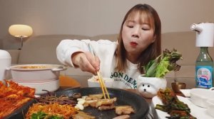 Кореянка ест свинину и кимчи. Мукбанг. Китайцы едят на камеру. 🤤 залипательно