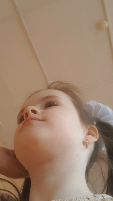 девочка которая сняла колпак дура какаята