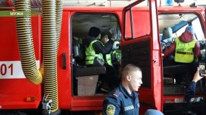Спасать людей, рискуя собой.
