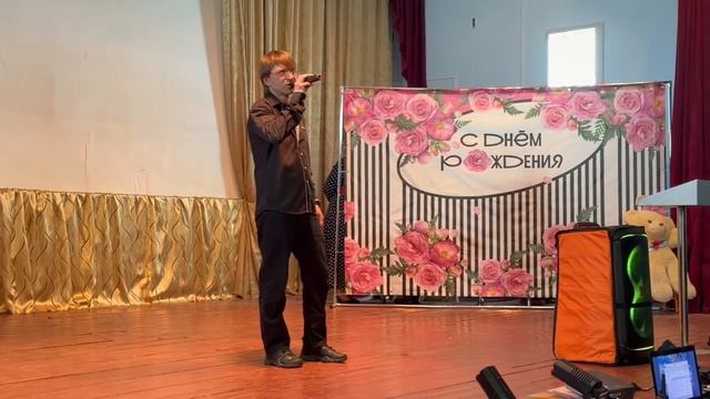 Мир, в котором ты 
Исполняет автор