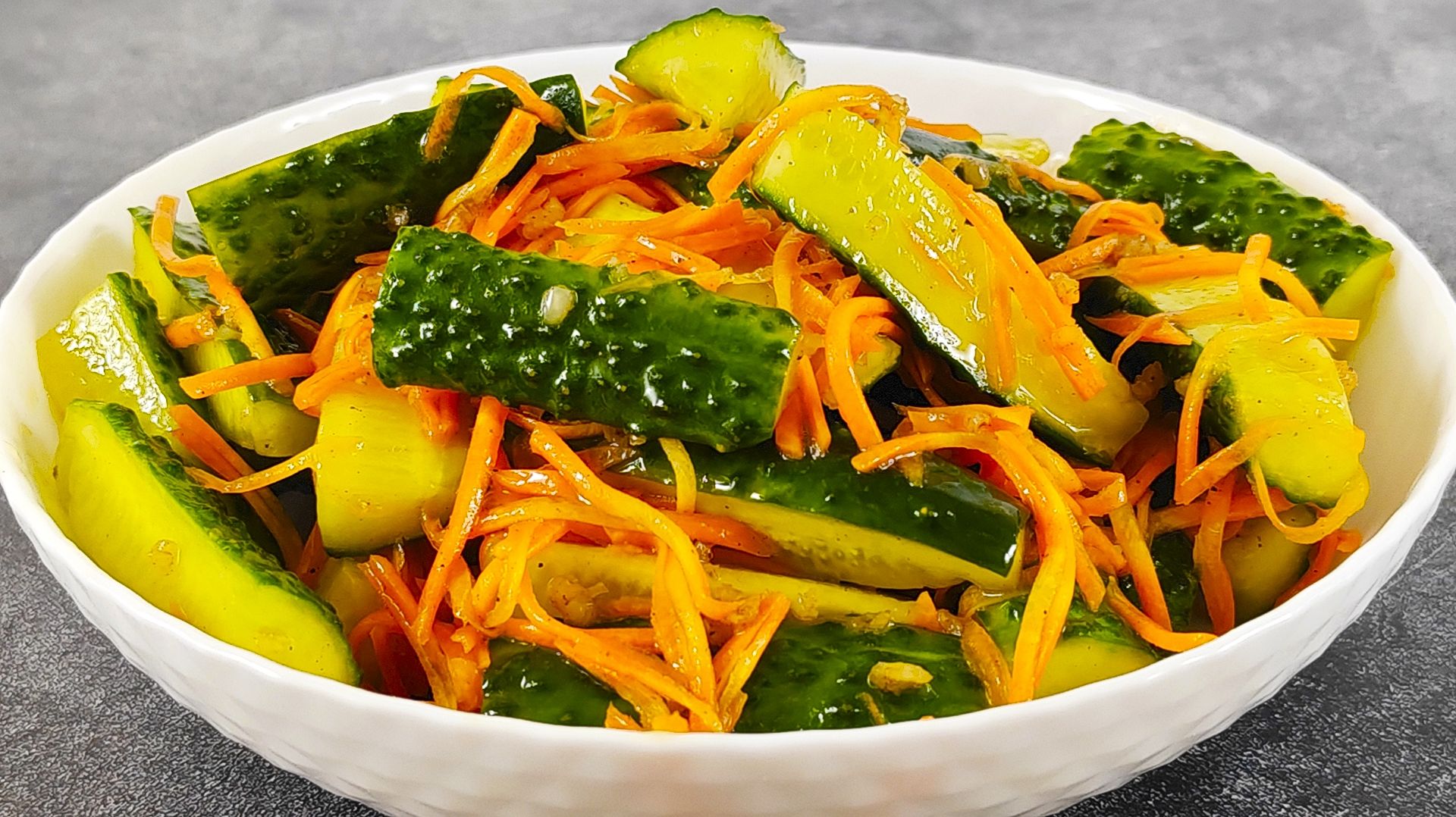 Огурцы с морковью по-корейски. Готовятся быстро и просто