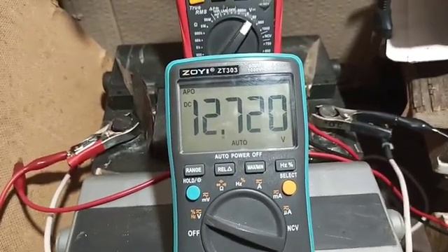 277. Как аккумулятор ЗАРЯЖАЕТ другой аккумулятор    07-19