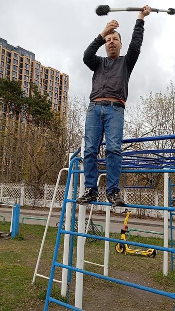 Тренировка со стафом на лестнице