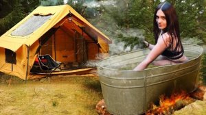 Одиночный кемпинг с надувной палаткой в горах. Ванна на огне.