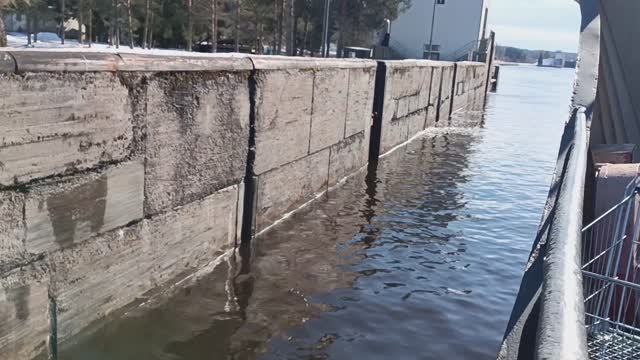 Выход из шлюза.