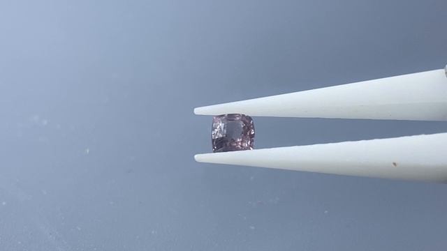 Шпинкль натуральная, серовато-розовая 0,59кт #571