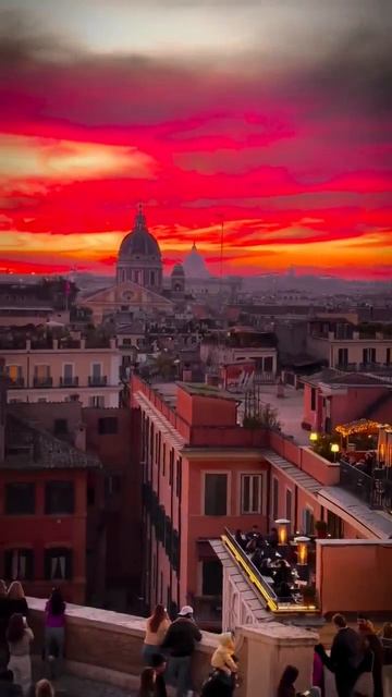 Цветной багровый закат в Риме, Италия
