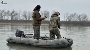РЫБАЛКА ЛОВЛЯ СОМА С ЛОДКИ НА ЯМАХ ДНЕМ / ВЕРТИКАЛЬНАЯ ЛОВЛЯ