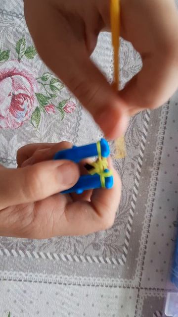 Банан из резиночек