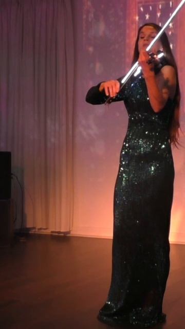 Экспонат / Лабутены на скрипке