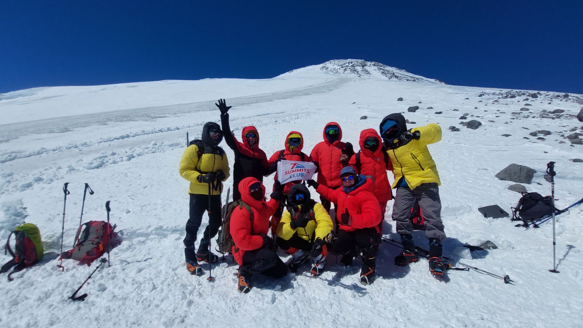 Группа Клуба 7 Вершин «Первооткрывашки» на акклиматизационном выходе на Скалы Пастухова