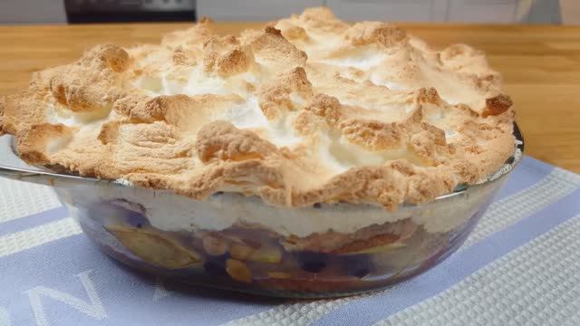 Яблочный пирог из подсушенных кусочков булки с запечённой белковой шапкой ❤️🍏 смотреть онлайн
