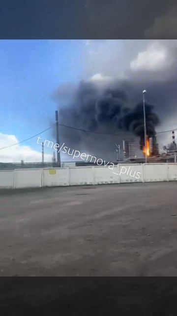 Пермь ..ПНОС ЛУКОЙЛ-Пермнефтеоргсинтез .. горит установка вакуумной перегонки , после удара БПЛА ВСУ