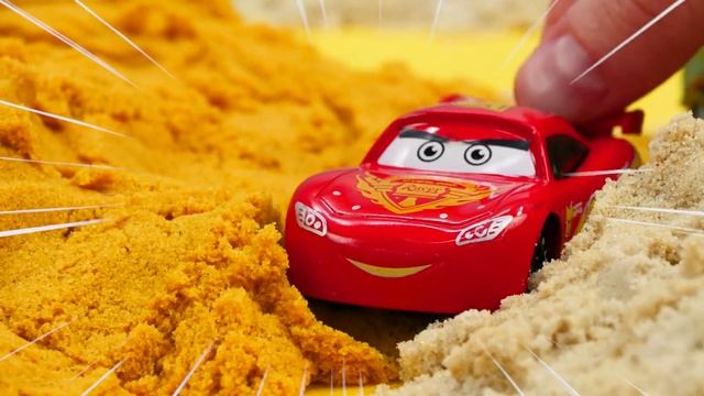 Машинки потерялись в пустыне | Молния Маквин застрял в песке