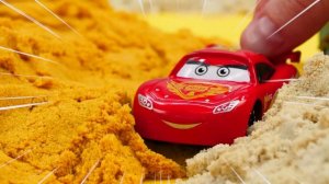 Машинки потерялись в пустыне | Молния Маквин застрял в песке