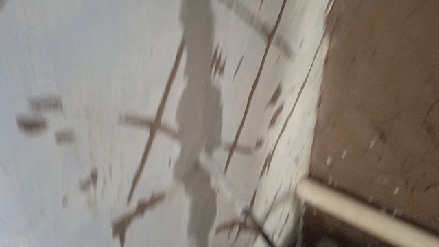 13. Демонтаж глиняной штукатурки, выравнивание стен гипсом по маякам