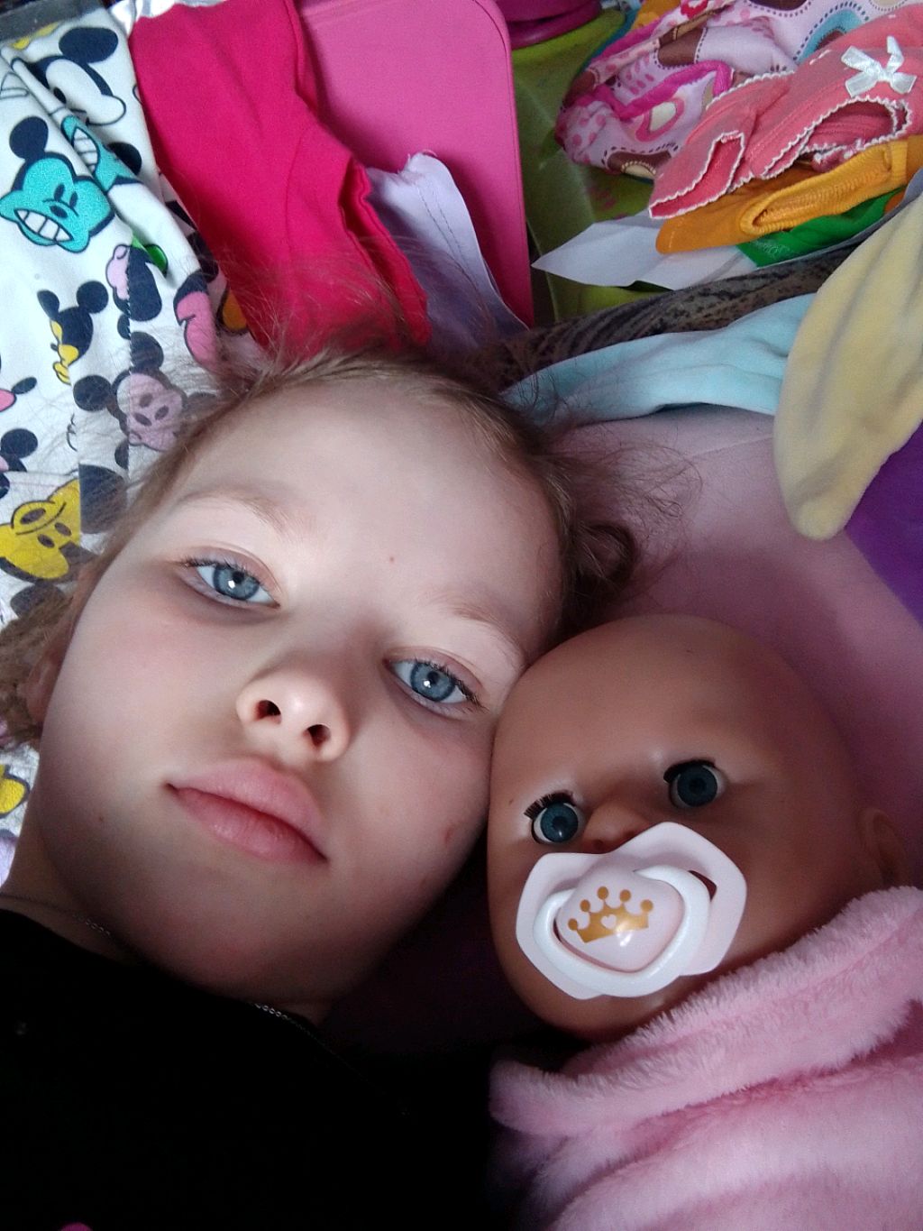 День в больнице с реборном Настей.Поменяла имя Лика на Настя.Приехали в больницк Насте.
Делаем укол.