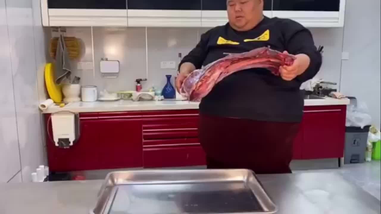 Царь обезьян потратил 500 юаней на покупку говяжьих ребрышек весом 16 цзинь