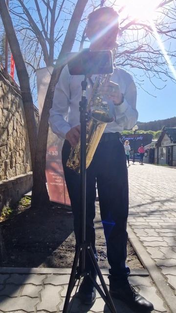 Уличный концерт начинающего саксофониста в Белокурихе #Алтай #живая_музыка