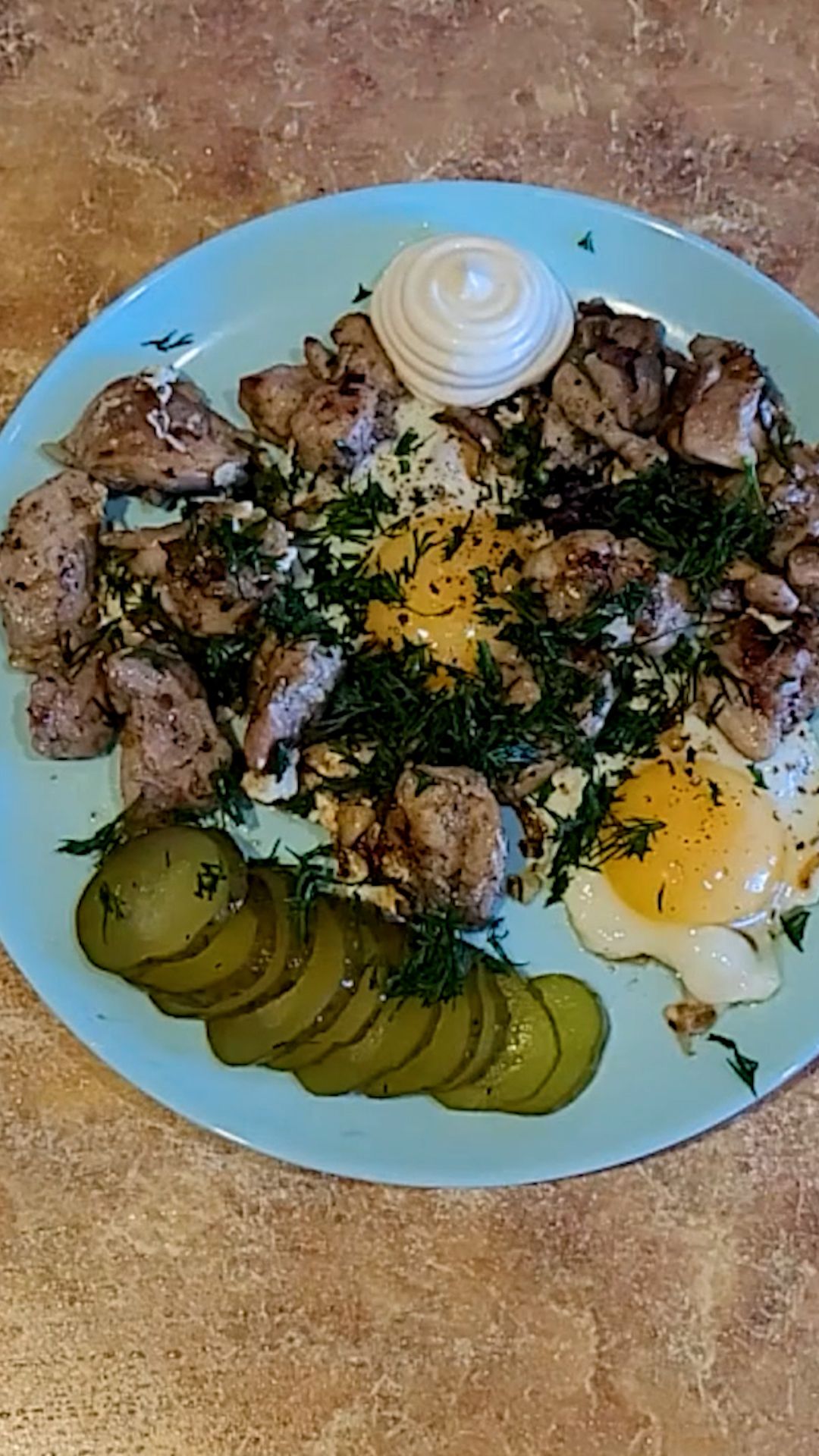 Мясо с яичницей, жареным луком, чесноком и свежей зеленью. Готовится всё быстро, пальчики оближешь