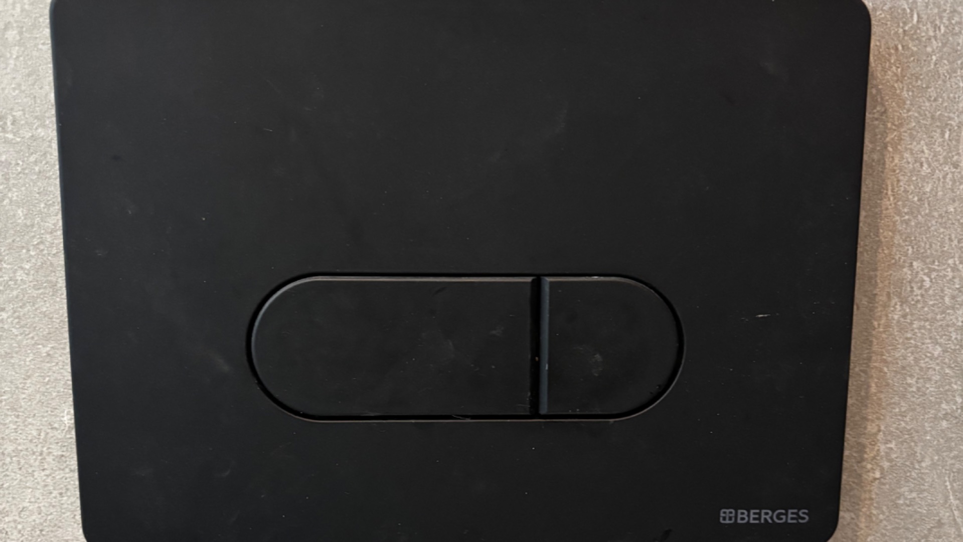 Ремонт подвесного унитаза Berges ЖК ПИК , устранение течи в унитаз , замена прокладки клапан слива