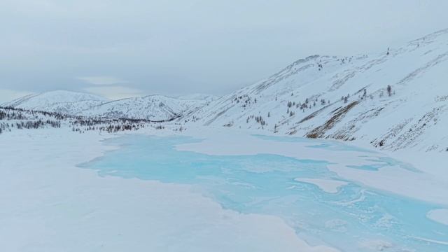 голубой лед в районе Яблоневого перевала Магаданской области