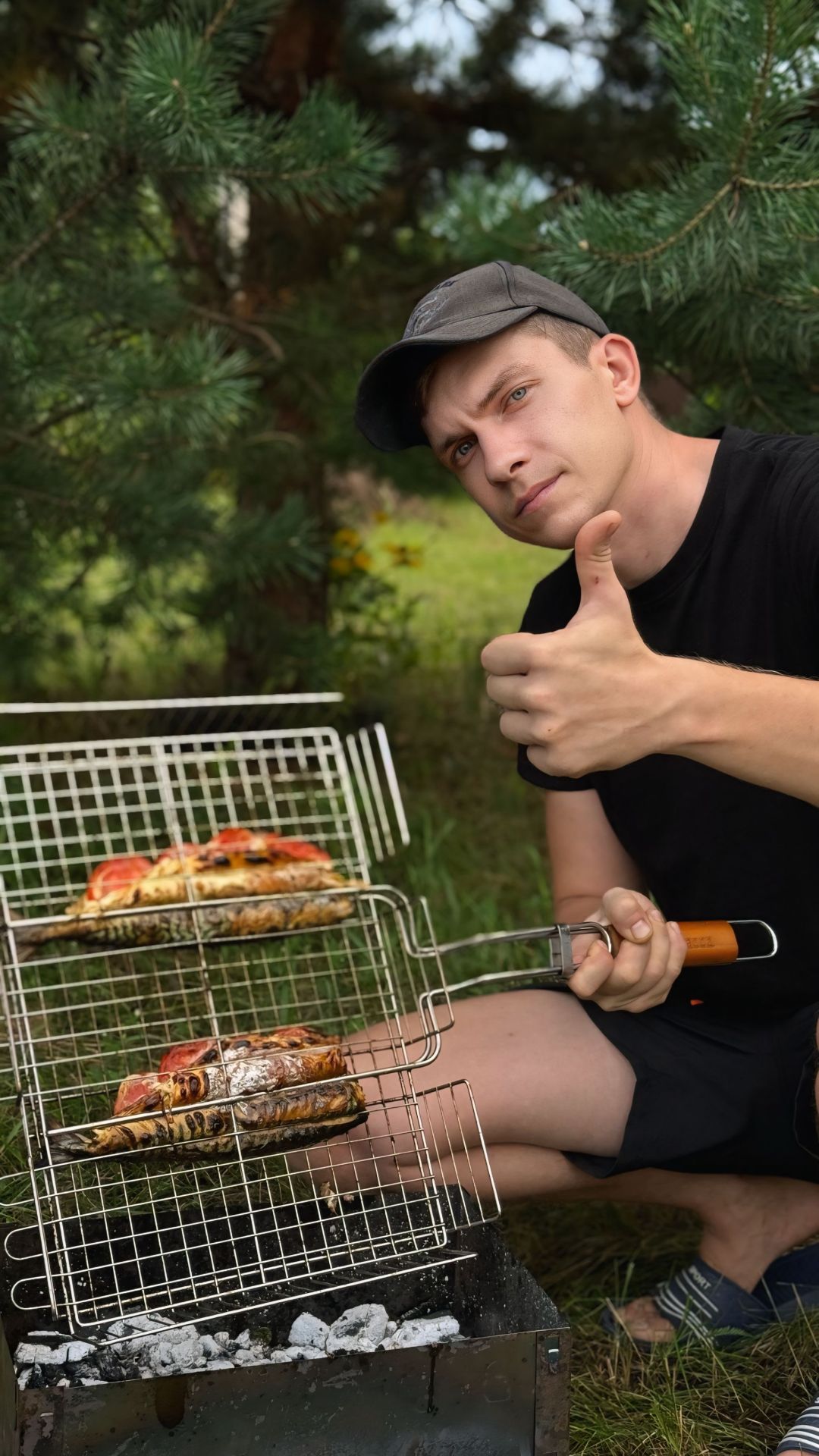 Скумбрия на мангале фаршированная помидорами