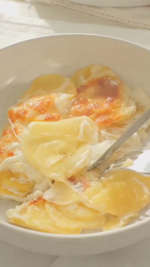 Запечённый картофель сметанно-сливочном соусе 😋