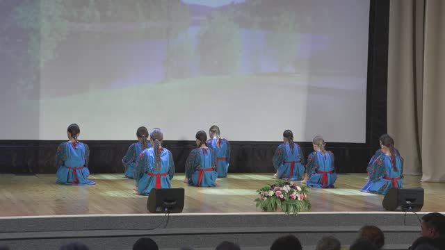 «А река течет» исп. танцевальный коллектив «Сюрприз» ЦКД «Вернисаж». Авторы. М.Андреев, И.Матвиенко.