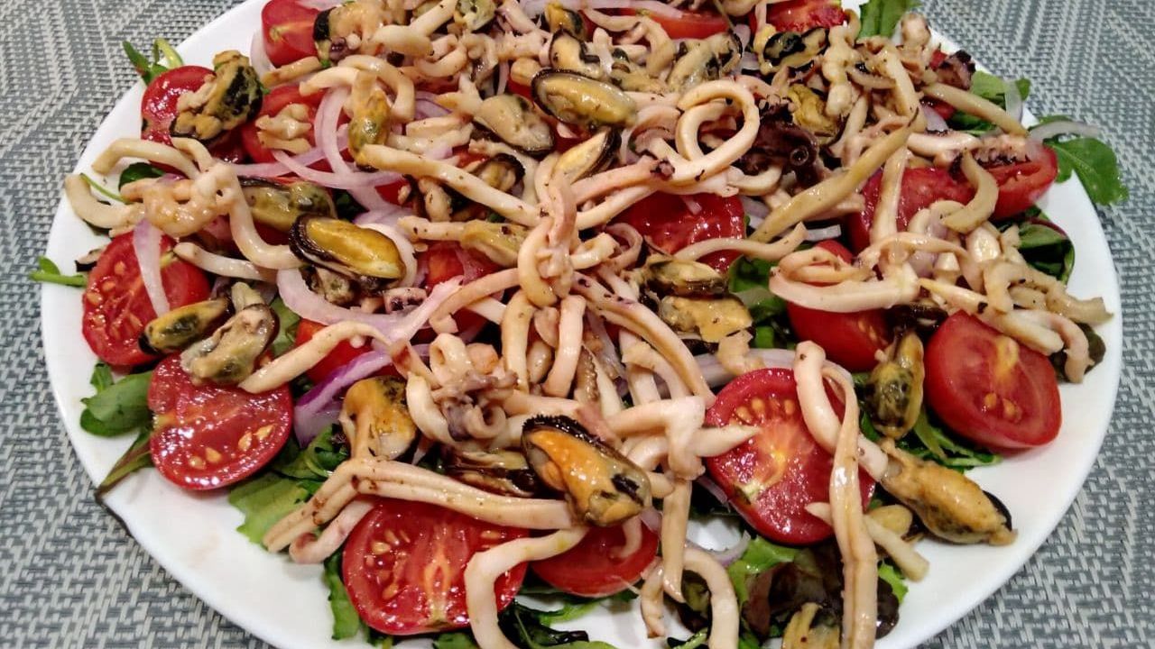 Яркий салат из руколы с морепродуктами