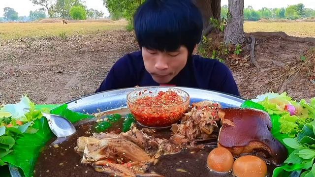 #МУКБАНГ🐷Отварная свиная голова с соусом из морепродуктов и мвежими овощами!🥬 АСМР ЕДА НА КАМЕРУ