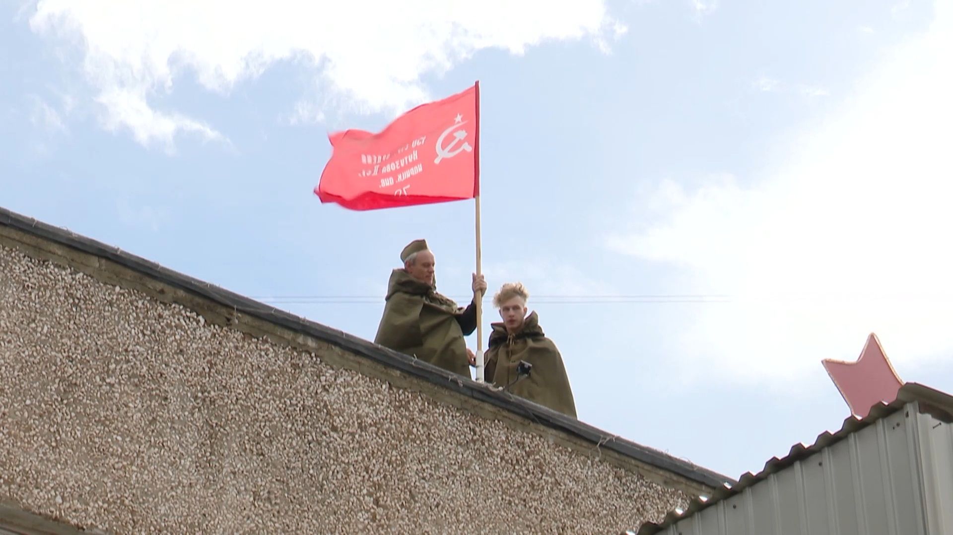 Копию Знамени Победы водрузили на школе № 14 в Братске