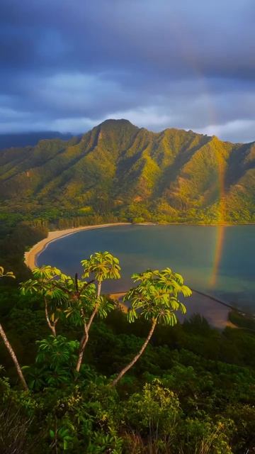 Кахана-Бей — залив и пляжный парк, расположенный на северо-восточном побережье острова Оаху,США